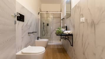 Doccia, asciugacapelli, bidet, asciugamani