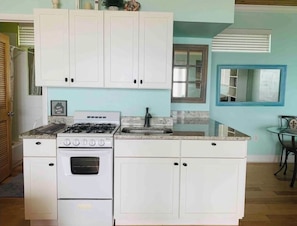 Kjøleskap, mikrobølgeovn, ovn og kokeplater