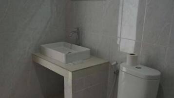 Asciugacapelli, asciugamani, sapone, carta igienica