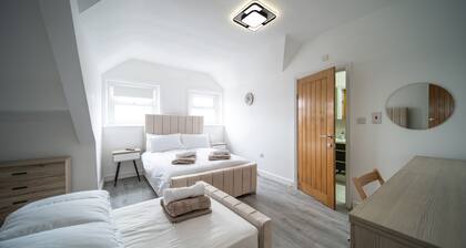 Spacious Duplex Apartment - Perfectly Situated in the Heart