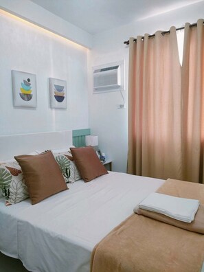 1 dormitori, escriptori i planxa i posts de planxar