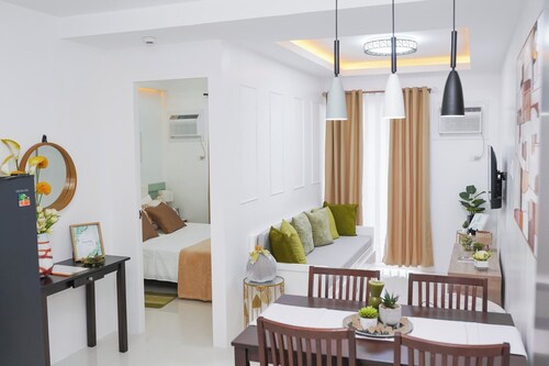 Cozy Crib Suite Condo w/ Balcony Pool & Gym 