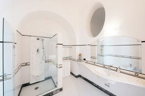 Bruser, hårtørrer, bidet, håndklæder