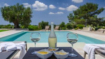 Kauden mukainen ulkouima-allas