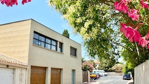 A modern two-story building with a flat facade, large windows, and a garage. - New house Ovalie Montpellier near Stade de Rugby (Montpellier)