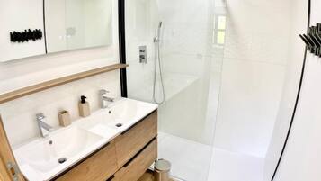 Douche, sèche-cheveux, serviettes fournies, savon