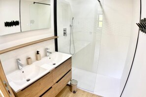 Shower, hair dryer, towels, soap - New house Ovalie Montpellier near Stade de Rugby (Montpellier)