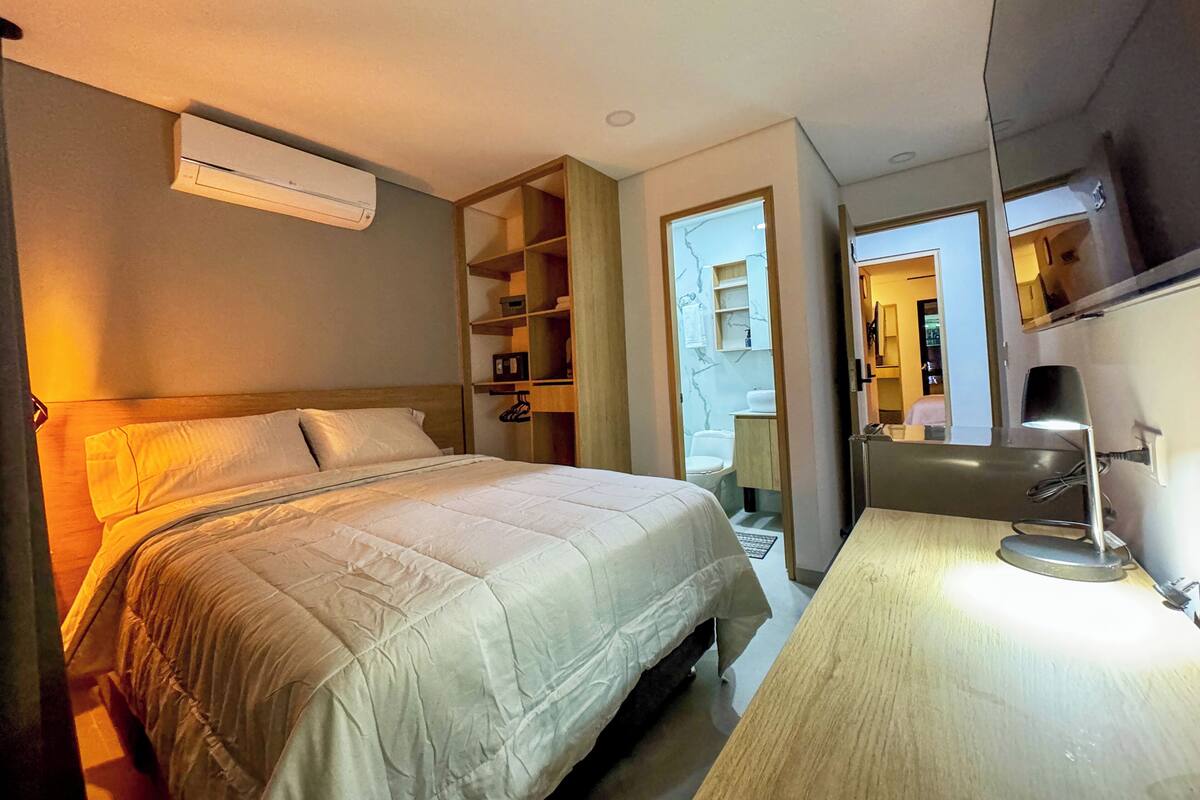 舒適客房 | 房內夾萬、書桌、手提電腦工作空間、遮光窗簾/窗簾