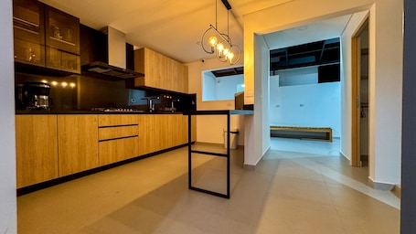 Microondas, horno, placa de cocina, lavavajillas