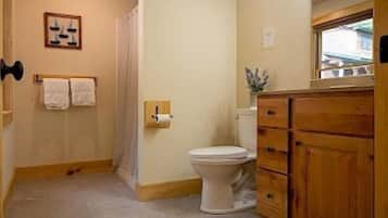 Een haardroger, handdoeken