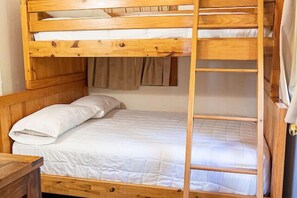 2 slaapkamers, een strijkplank/strijkijzer, gratis wifi, beddengoed