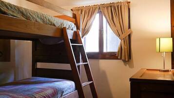 3 bedrooms, iron/ironing board, internet, bed sheets