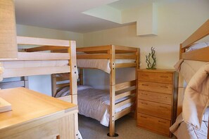 4 bedrooms, iron/ironing board, free WiFi, bed sheets