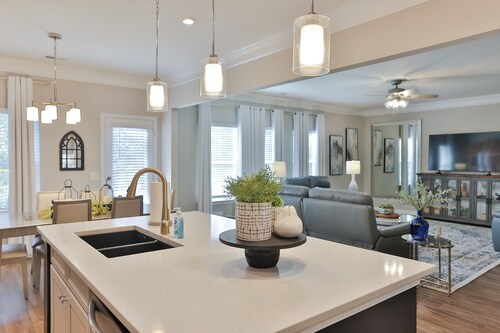 Lincoln Luxury~ Spacious 5BR w/2 Kings & Boat Parking!