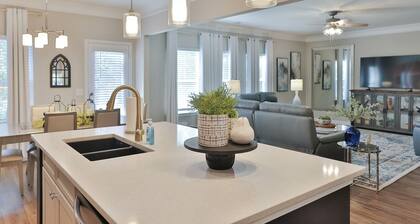 Lincoln Luxury~ Spacious 5BR w/2 Kings & Boat Parking!