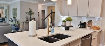 Lincoln Luxury~ Spacious 5BR w/2 Kings & Boat Parking!