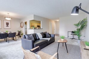 Apartamento, balcón, vistas a la piscina | Zona de estar | Televisión de plasma de 50 pulgadas con canales por cable