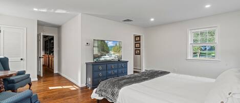 4 bedrooms, desk, iron/ironing board, free WiFi