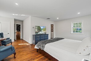 4 bedrooms, desk, iron/ironing board, free WiFi
