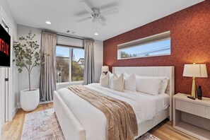 3 slaapkamers, een bureau, een strijkplank/strijkijzer, reisbedje