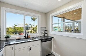 Cafetera y tetera, refrigerador, microondas y horno