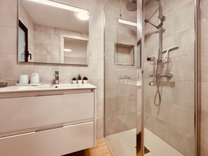 Dusche, Haartrockner, Shampoo