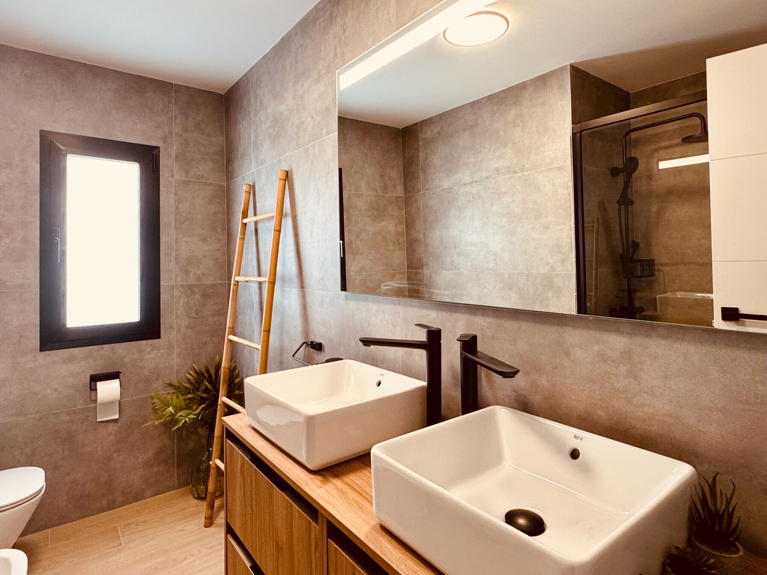 Een douche, een haardroger, shampoo