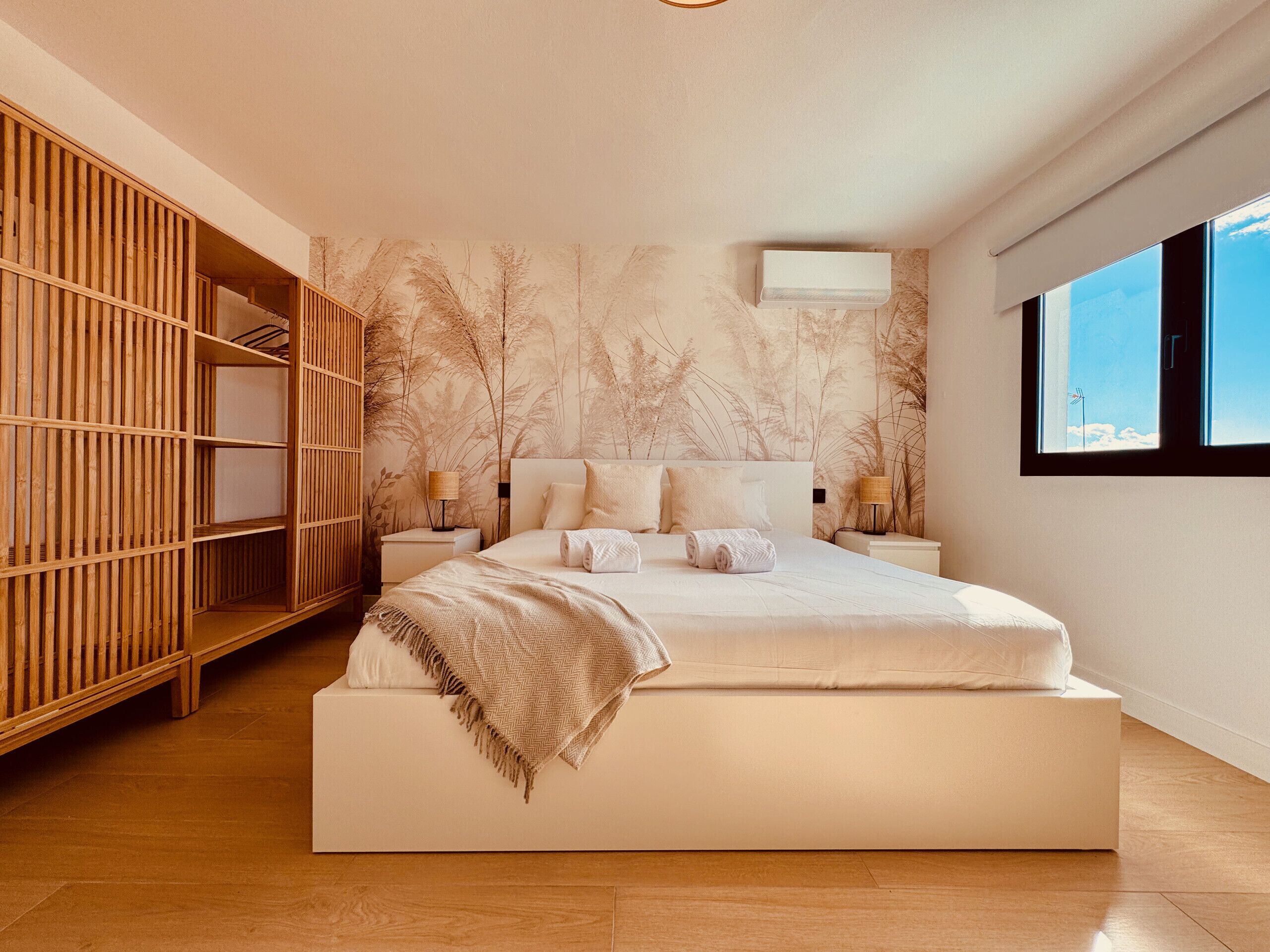1 dormitorio y tabla de planchar con plancha