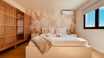 1 dormitorio y tabla de planchar con plancha