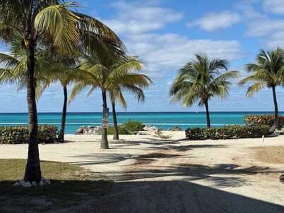 Luxury 3-Bedroom Condo in Bimini with Stunning Views & Modern Amenities