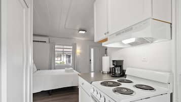 Studio suite, 1 queensize bed, uitzicht op tuin (Chic City Retreat 93I) | Privékeuken | Een koelkast, een magnetron, een oven, een kookplaat