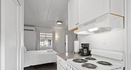 Chic City Retreat 93I Sleeps 2