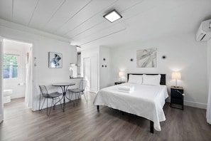 Suíte estúdio, 1 cama Queen, vista para o jardim (Chic City Retreat 93I) | 1 quarto, individualmente decorados, individualmente mobiliados