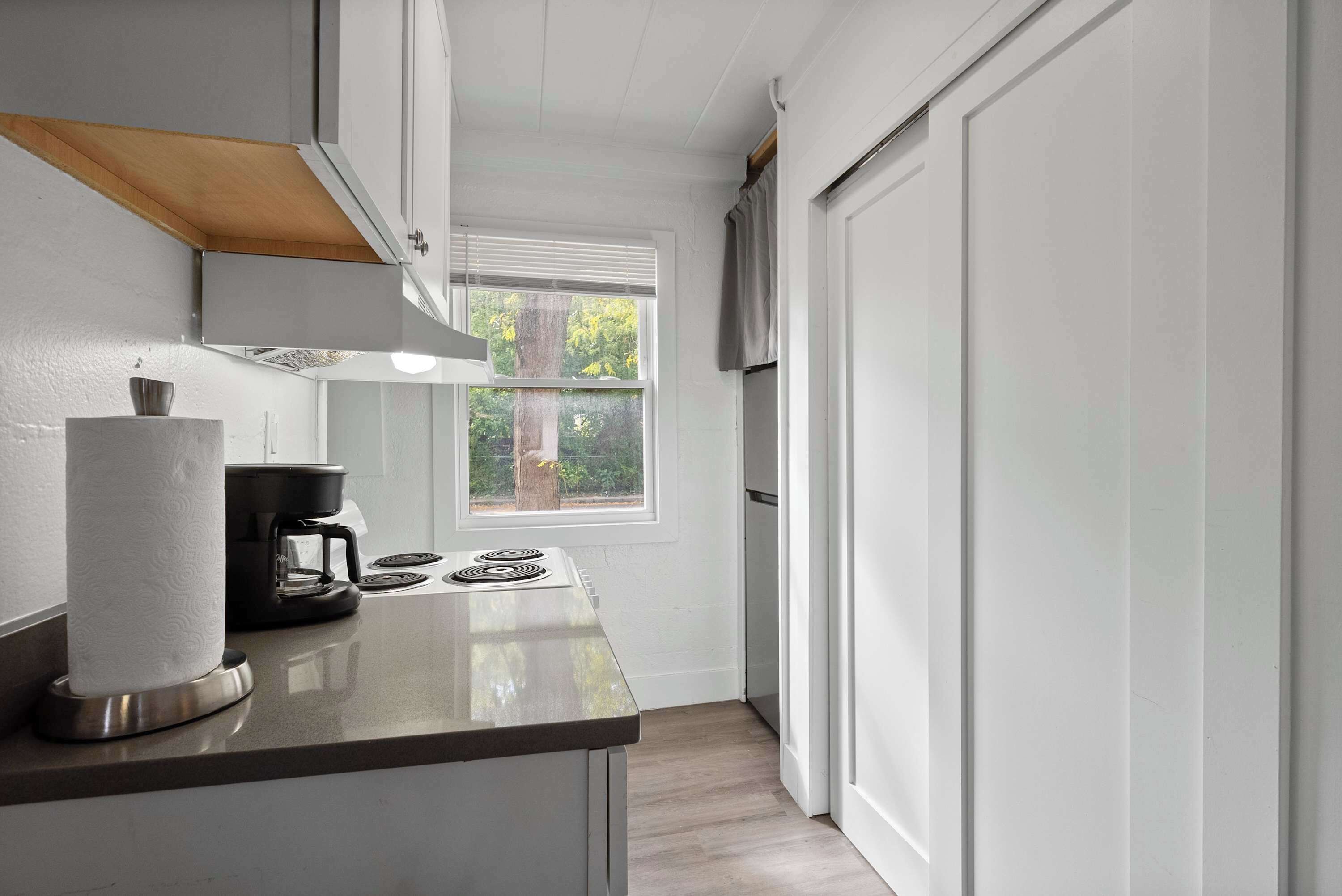 Studio-suite - 1 queensize-seng - udsigt til have (Chic City Retreat 93I) | Privat køkken | Køleskab, mikrobølgeovn, ovn, kogeplade