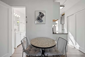 Suíte estúdio, 1 cama Queen, vista para o jardim (Chic City Retreat 93I) | Opções para refeição