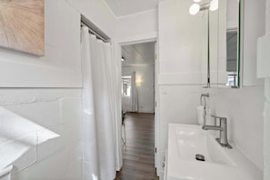 Suíte estúdio, 1 cama Queen, vista para o jardim (Chic City Retreat 93I) | Banheiro | Chuveiro, secador de cabelo, toalhas de banho