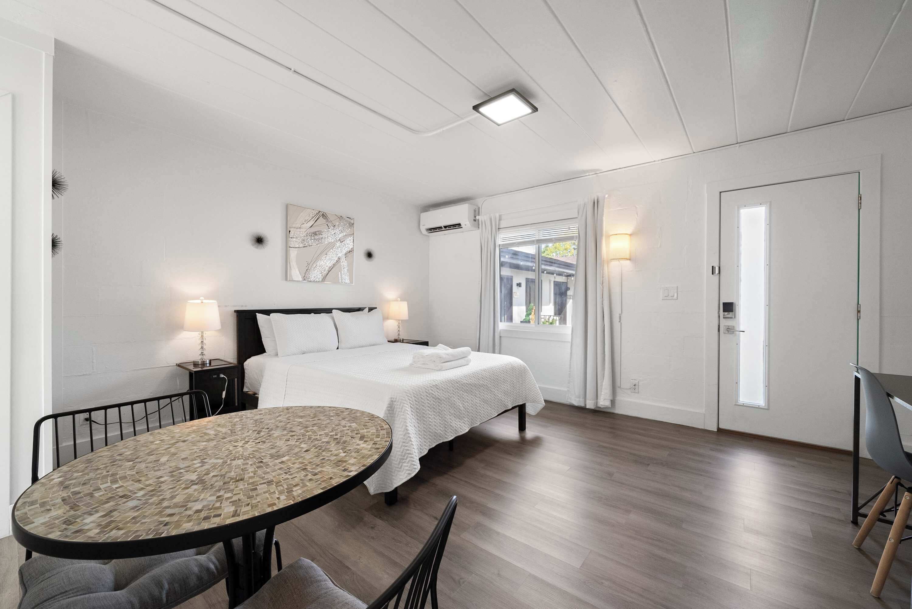 Studio Suite, 1 Queen Bed, Garden View (Chic City Retreat 93I) | Individually decorated, individually furnished, desk, laptop workspace