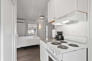 Suíte estúdio, 1 cama Queen, vista para o jardim (Chic City Retreat 93I) | Cozinha privada | Geladeira, micro-ondas, fogão, cooktop
