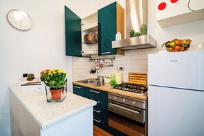 Kjøleskap, ovn, kokeplater og kaffetrakter/tekoker