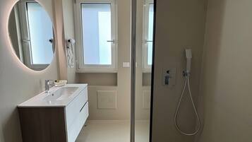 Douche, baignoire à jets, sèche-cheveux, bidet