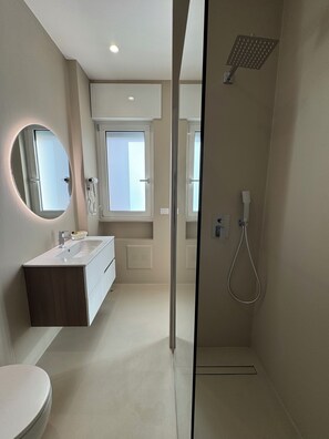 Douche, baignoire à jets, sèche-cheveux, bidet