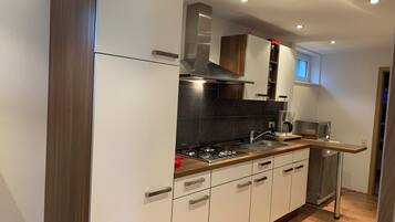 Frigorifero, forno, piano cottura, lavastoviglie