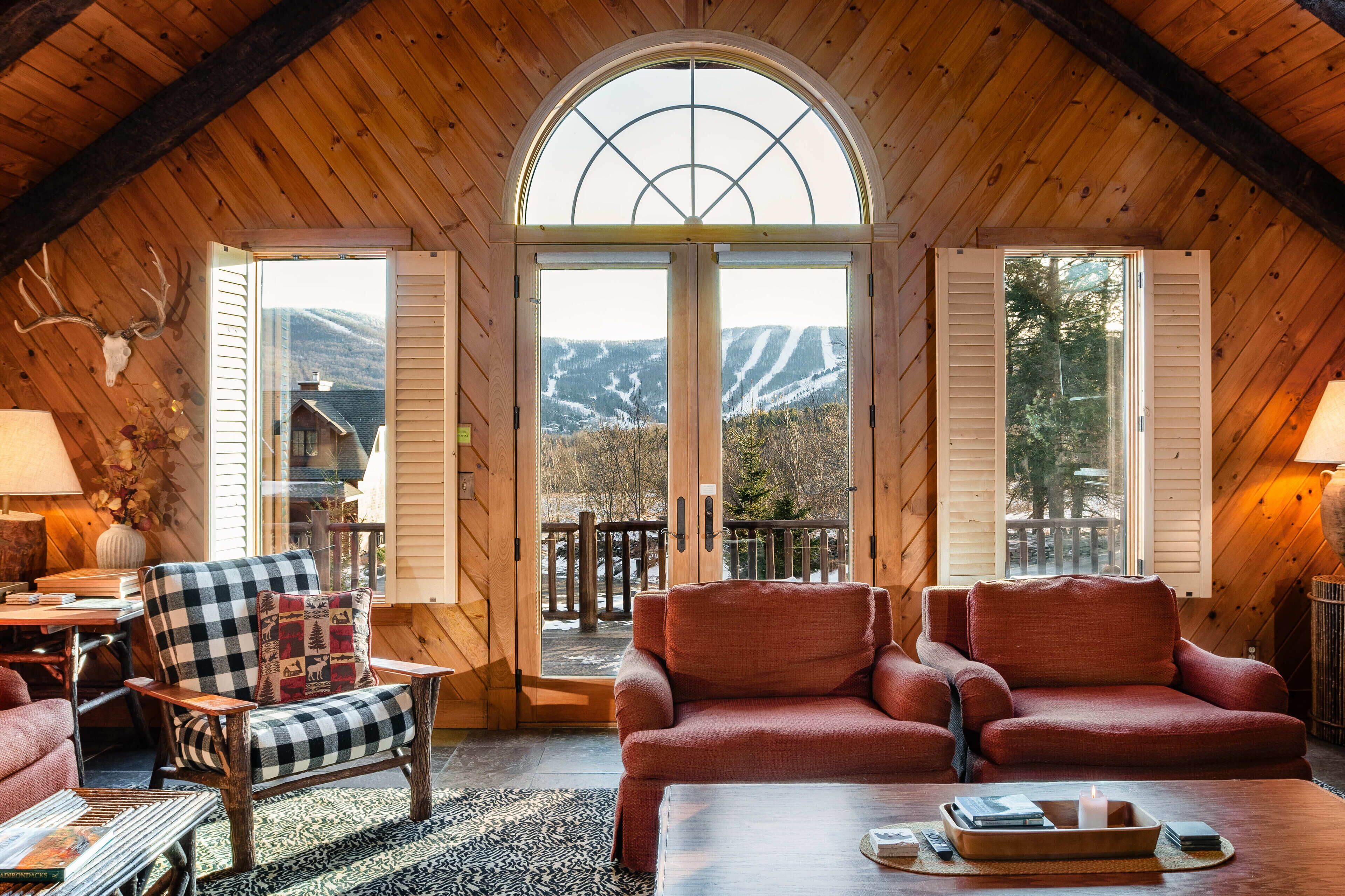 Smart TV, fireplace, books, stereo