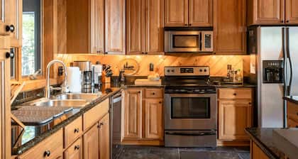 Lux Chalet-Ski View. 2 Fireplaces. Pool. Hot Tub. Sauna. 5 min from Windham Ski