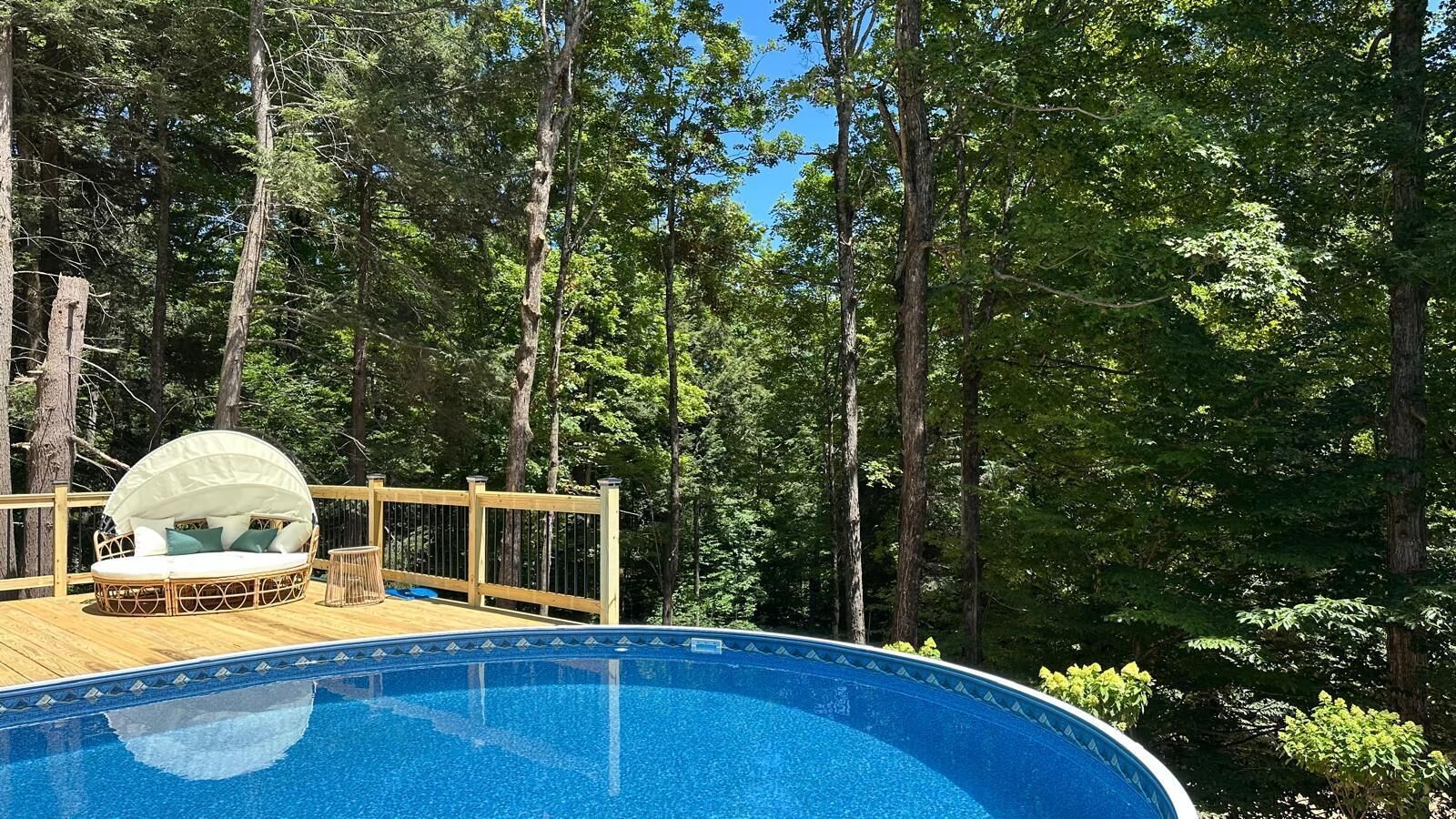 Een buitenzwembad en een verwarmd zwembad