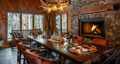 Lux Chalet-Ski View. 2 Fireplaces. Pool. Hot Tub. Sauna. Pizza Oven