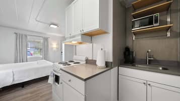 Studio suite, 1 queensize bed, uitzicht op tuin (Chic City Retreat 97) | Privékeuken | Een koelkast, een magnetron, een oven, een kookplaat
