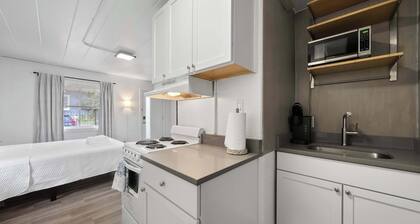 Chic City Retreat 97 Sleeps 2!