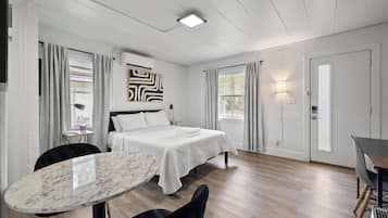 Suíte estúdio, 1 cama Queen, vista para o jardim (Chic City Retreat 97) | Individualmente decorados, individualmente mobiliados, escrivaninha