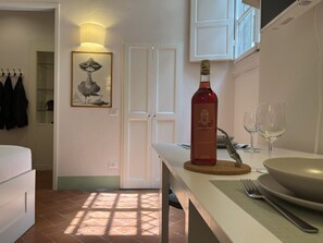 Dining - Pinti Apartment: Your Florentine Home near Duomo (Firenze)